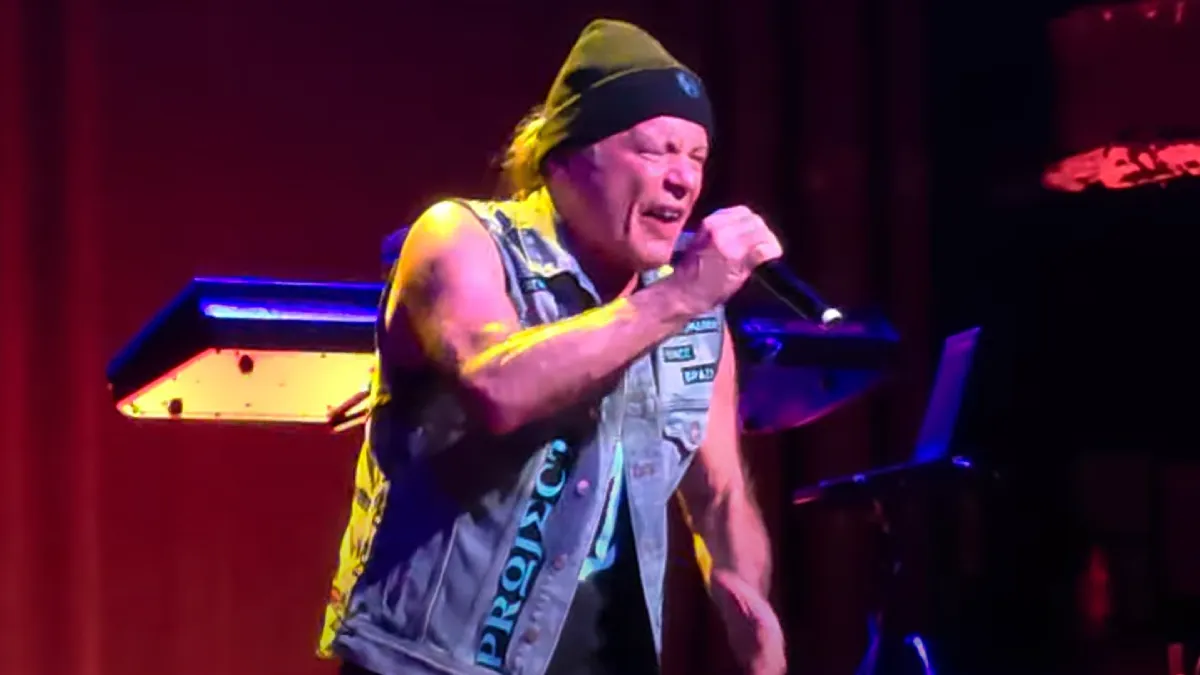Bruce Dickinson canta ao vivo 'Flash of the Blade' do Iron Maiden, pela primeira vez