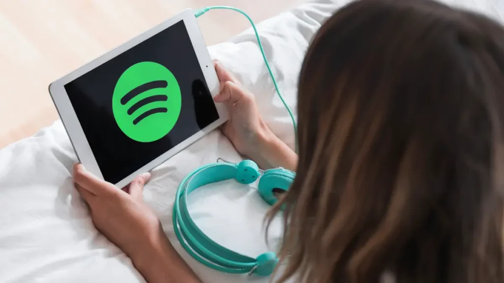 jovem-mulher-segurando-tabuleta-com-spotify-app
