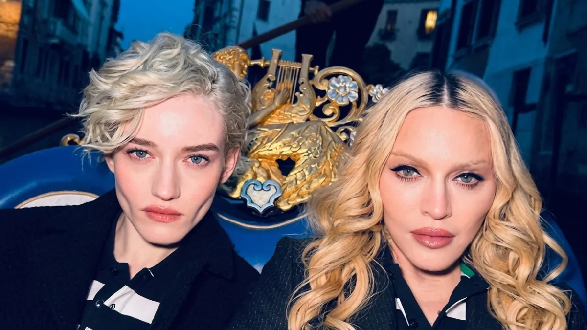 Madonna recria clipe de 'Like a Virgin' com Julia Garner em Veneza (1)