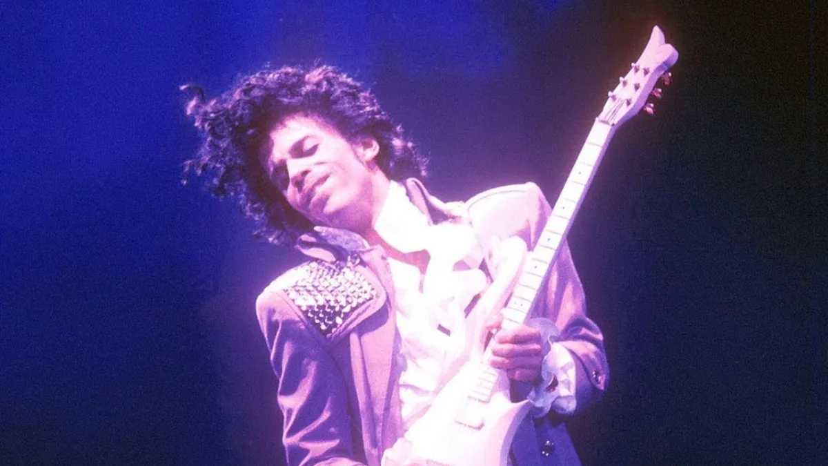 Música inédita de Prince 'With This Tear' é lançada 10 anos após sua morte